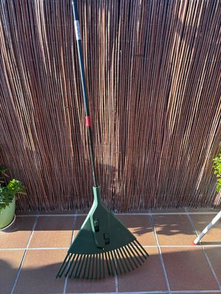 Rastrillo de jardín verde