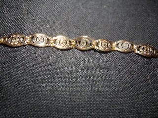 Pulsera dorada con eslabones
