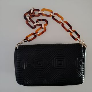 Bolso Negro con Cadena Tortoise