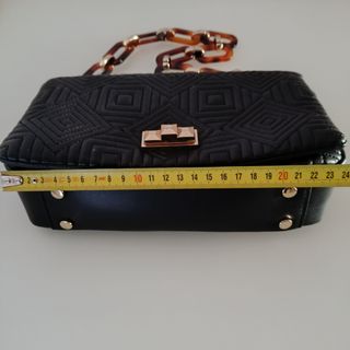 Bolso Negro con Cadena Tortoise
