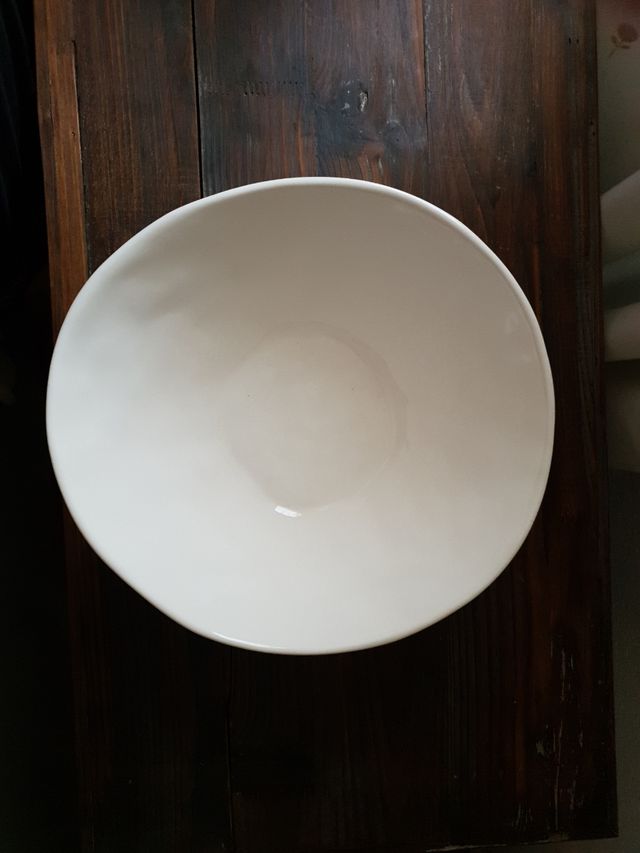 Ensaladera de cerámica con limones