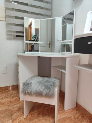 Tocador de maquillaje blanco