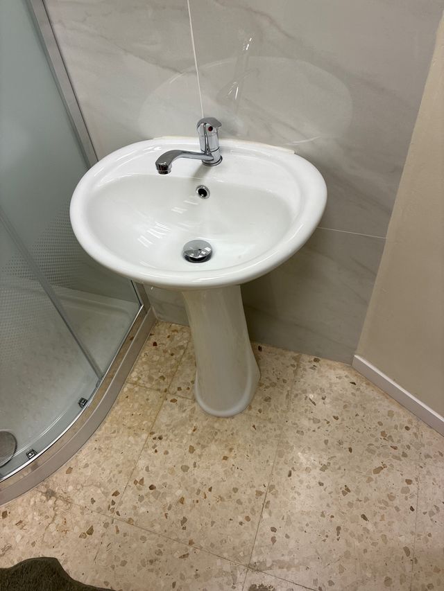 Lavabo con pie y grifería