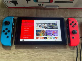 Nintendo Switch con mandos adicionales
