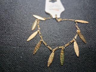 Pulsera dorada con colgantes