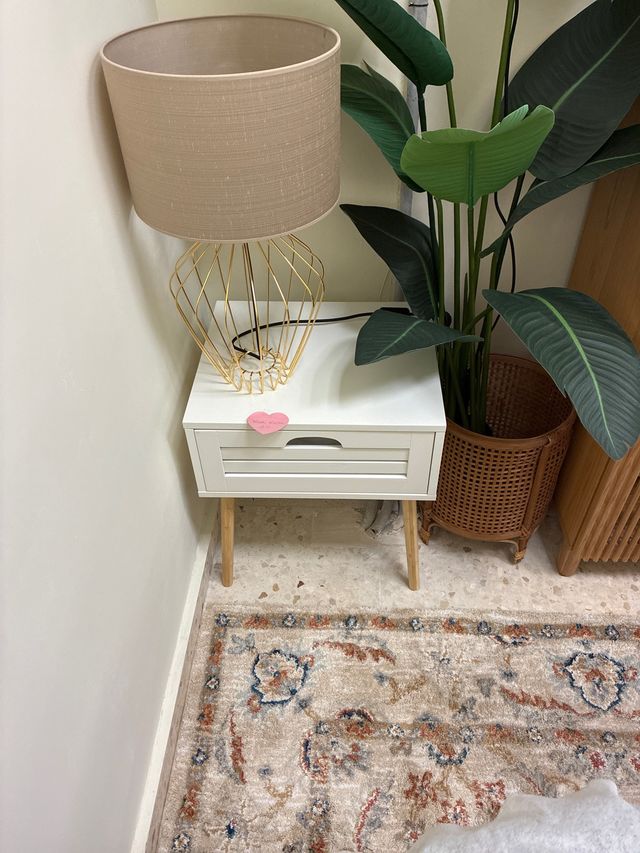 Mesita de noche blanca y dorada