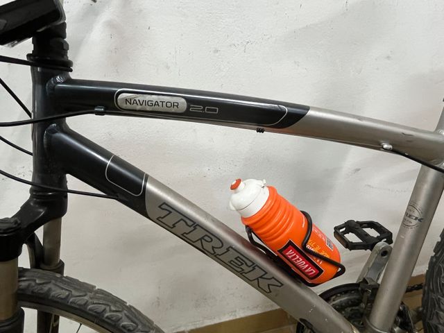 Bicicletta da corsa Trek Navigator 2.0