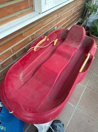 Trineo rojo para nieve