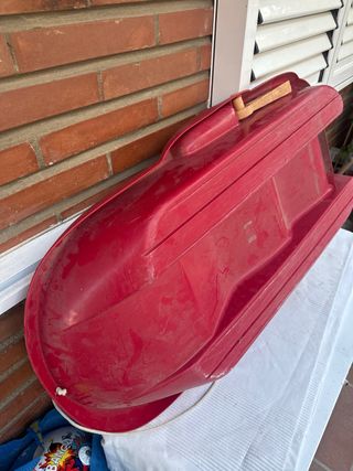 Trineo rojo para nieve