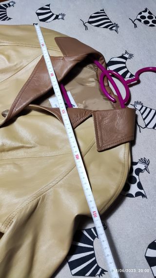 0106 Chaquetón largo de cuero beige y marrón