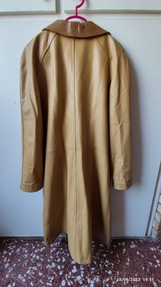 0106 Chaquetón largo de cuero beige y marrón