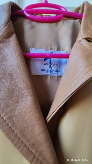 0106 Chaquetón largo de cuero beige y marrón
