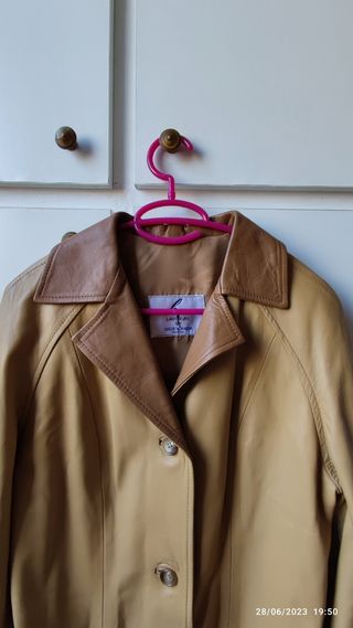 0106 Chaquetón largo de cuero beige y marrón