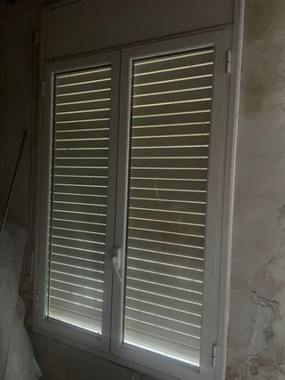 Ventana aluminio blanco 1,05x1,43 + persiana