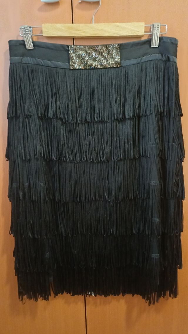 Falda negra con flecos y detalles brillantes