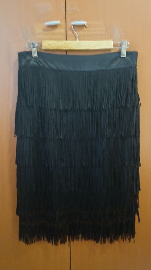 Falda negra con flecos y detalles brillantes