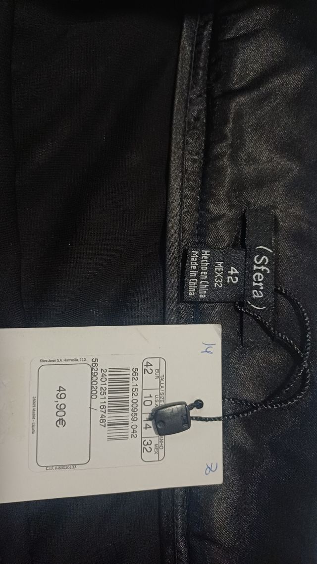 Falda negra con flecos y detalles brillantes