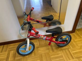 Bicicleta de equilibrio roja