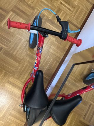 Bicicleta de equilibrio roja