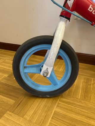 Bicicleta de equilibrio roja