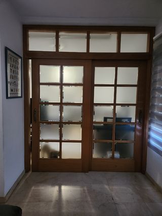 Puerta corredera de madera con cristal