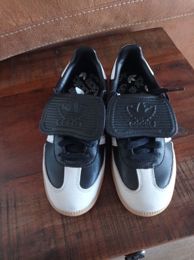 Zapatillas Adidas Negras y Blancas