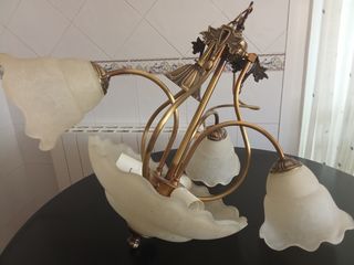 Lámpara de techo dorada y blanca