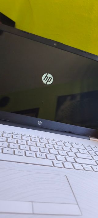 HP Laptop Blanco y Negro
