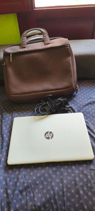 HP Laptop Blanco y Negro