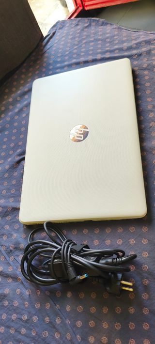 HP Laptop Blanco y Negro