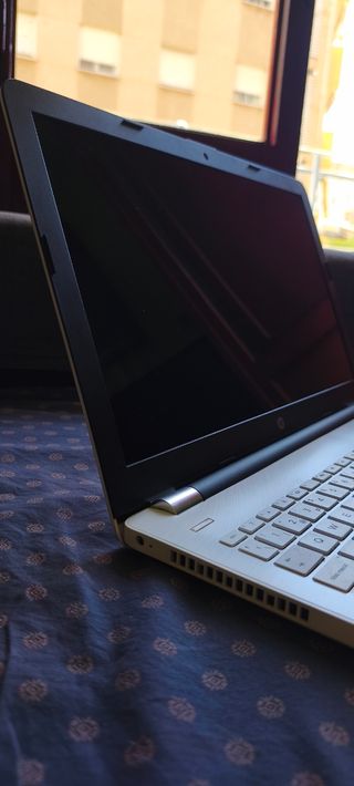 HP Laptop Blanco y Negro