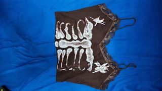 Top Y2K con diseño de esqueleto