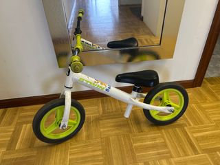 Bicicleta de equilibrio blanca y verde
