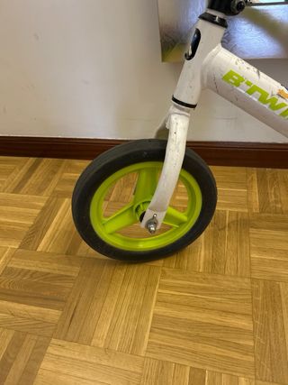 Bicicleta de equilibrio blanca y verde