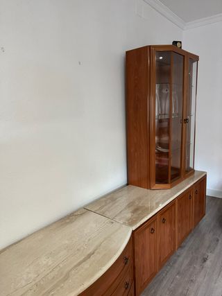 Vitrina de sala de madera y cristal