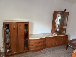 Vitrina de sala de madera y cristal