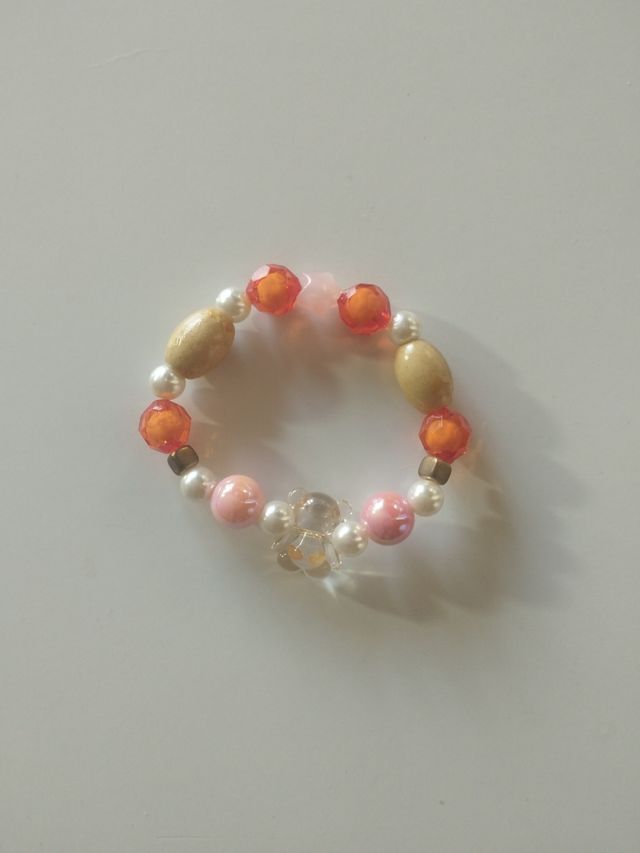 Pulsera de cuentas con flor
