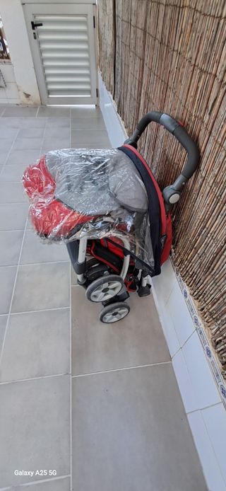 Carrito de bebé Inglesina color rojo y gris
