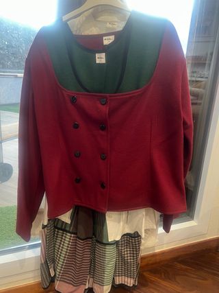 Traje de casera rojo y verde