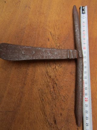 Cerrojo antiguo con cerradura, forja siglo XIX.