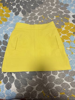 Falda corta amarilla