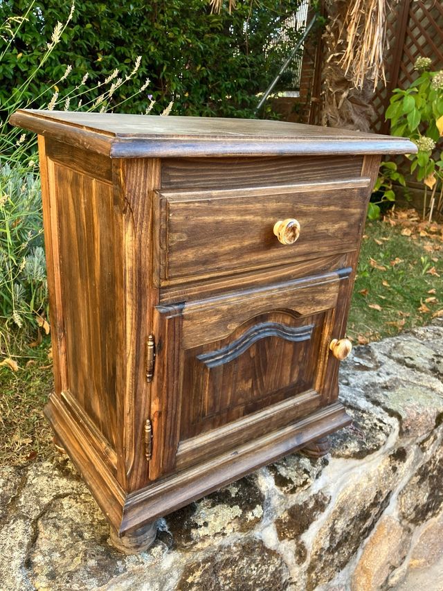 Mesita de noche rústica de madera