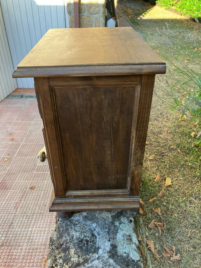 Mesita de noche rústica de madera