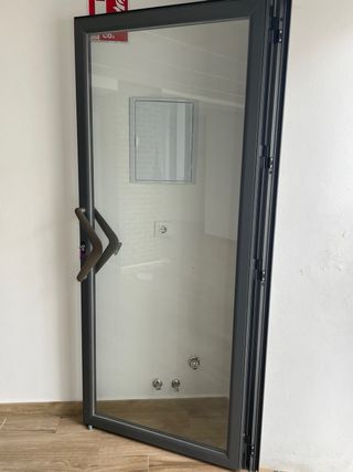Escaparate y puerta de aluminio