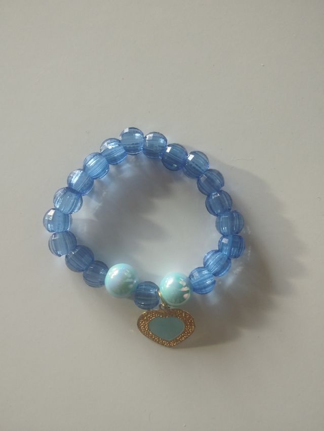 Pulsera azul con corazón dorado