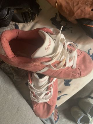Zapatos deportivos rosas y blancos