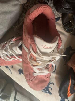 Zapatos deportivos rosas y blancos