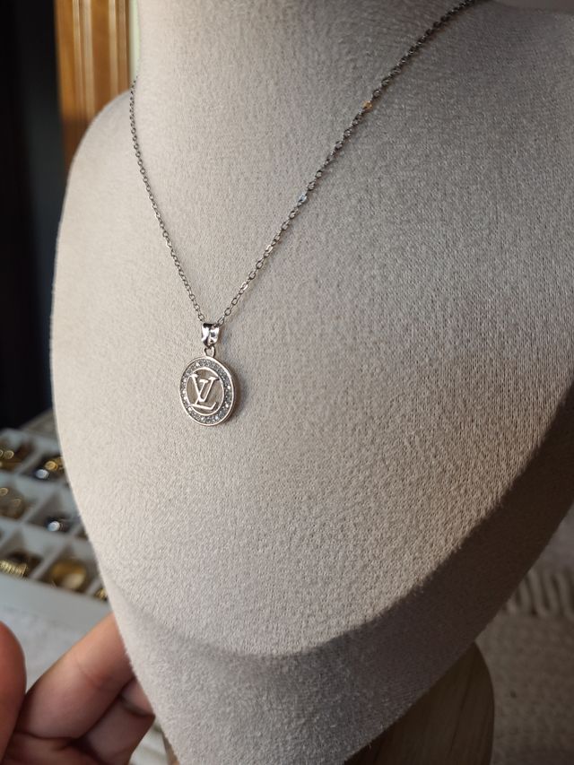 Cadena con colgante Louis Vuitton inspiración