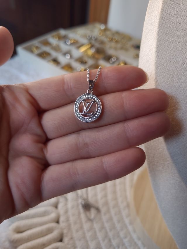Cadena con colgante Louis Vuitton inspiración