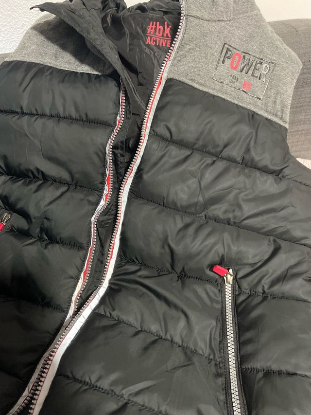 Chaleco adolescente negro con capucha